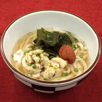 あさりとわかめの梅しそうどん