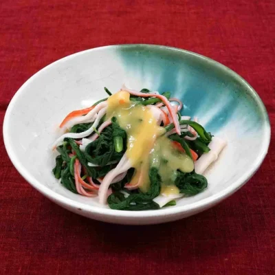 春菊とかにかまのからし酢みそがけ